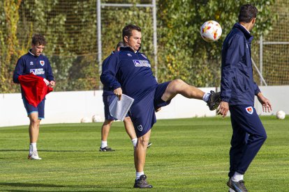 Diego Martinez durante el entrenamiento de este viernes en la Ciudad del Fútbol. MARIO TEJEDOR