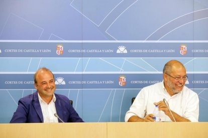 El portavoz adjunto de Ciudadanos en las Cortes de Castilla y León, David Castaño, junto al diputado nacional Francisco Igea (D), ofrecen una rueda de prensa sobre las Unidades de Gestión Clínica.-ICAL