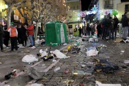 Basuras en Herradores tras la ‘champañada’ de Nochevieja.-Luis Ángel Tejedor