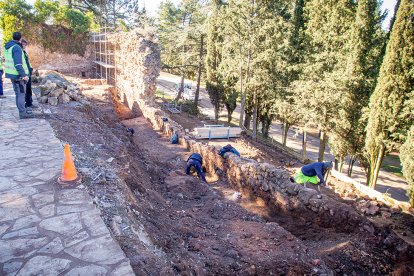 Obras de rehabilitación de la muralla en El Castillo. MARIO TEJEDOR