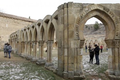 Visitantes en los Arcos de San Juan de Duero durante este puente.-LUIS ÁNGEL TEJEDOR