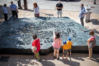 Público junto a la maqueta de bronce de la ciudad. GONZALO MONTESEGURO