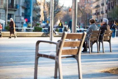 Dos mujeres jubiladas descansan en unos bancos en Barcelona-MARC SÁNCHEZ