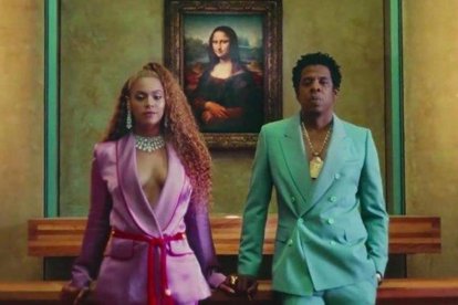 Beyoncé y Jay-Z, en el inicio del videoclip de Apeshit, frente a la Mona Lisa.-YOUTUBE