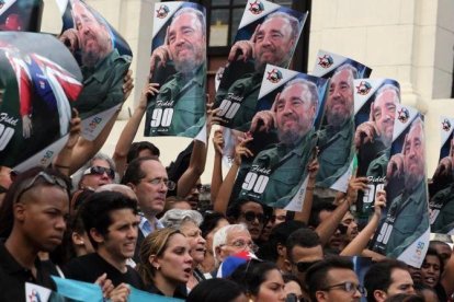 Cientos de jóvenes se han concentrado en la Universidad de La Habana para recordar a Fidel Castro.-EFE / ALEJANDRO ERNESTO