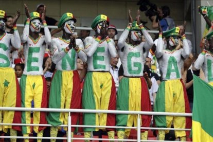 Aficionados senegaleses durante el partido de su selección ante Polonia.-ANDREW MEDICHINI