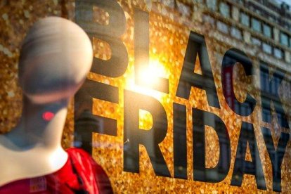 Un escaparate anuncia los descuentos Black Friday en París.  /-AFP