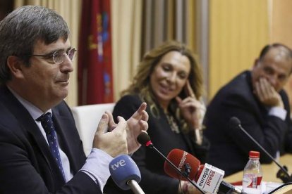 El presidente del Consejo Superior de Deportes (CSD), Miguel Cardenal, junto a la diputada ICAM María Teresa Nadal y el presidente de la LFP, Javier Tebas.-Foto:   EFE / FERNANDO ALVARADO