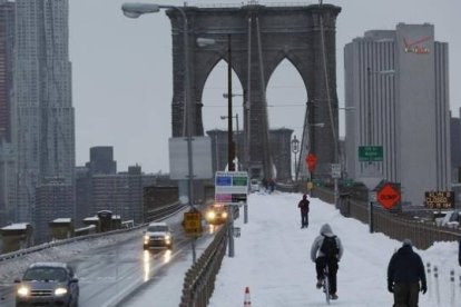 Peatones y vehículos cruzan el puente de Brooklyn, el 27 de enero.-Foto: AP / MARK LENNIHAN