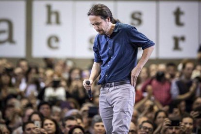 El candidato de Podemos, Pablo Iglesias, cabizbajo durante el mitin celebrado en Valencia.-MIGUEL LORENZO