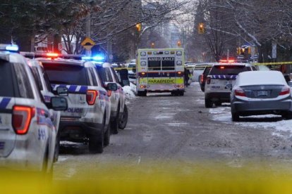 Unidades de Emergencia atendiendo a las víctimas del tiroteo en Ottawa este miércoles. - TWITTER-TWITTER