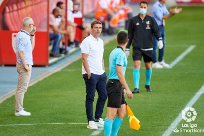 Carrión charla con el asistente de banda en un momento del partido de ayer. LALIGA