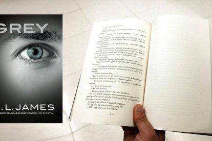 La página 421 de la secuera de las 50 sombras de Grey aparece completamente en blanco.-