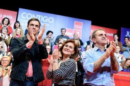 Pedro Sánchez, Carmen Calvo y José Manuel Franco el jueves en Alcorcón (Madrid), en un acto de la campaña contra el machismo.-EFE / F. VILLAR