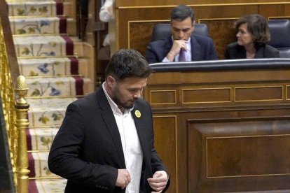 Sánchez se dirige a Gabriel Rufián tras su intervención.-DAVID CASTRO