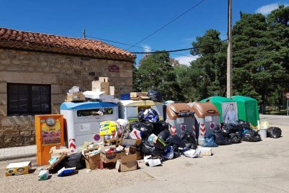 Estado en el que los campistas dejaron la basura junto a unos contenedores ubicados en la entrada de Vinuesa.-HDS