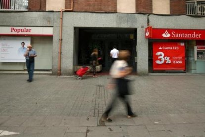 Oficinas bancariasdel Popular y del Santander, en Barcelona.-REUTERS / ALBERT GEA