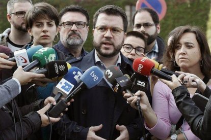 El coordinador nacional de ERC y vicepresidente del Govern, Pere Aragonès, atiende a los medios, en Barcelona.-EFE