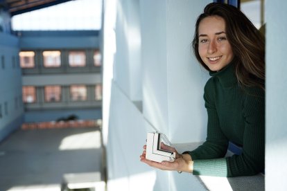 Sandra González, autora del proyecto, en el FabLab de la Universidad de Valladolid. J. M. LOSTAU