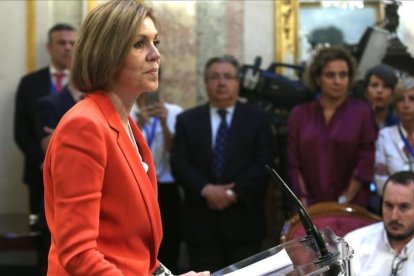 Maria Dolores de Cospedal durante su rueda de prensa en el  Congreso-/ DAVID CASTRO