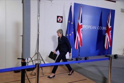 La primera ministra británica, Theresa May, camina después de dar una conferencia de prensa en el primer día de la cumbre de la UE centrada en el Brexit en Bruselas.-AFP / LUDOVIC MARIN