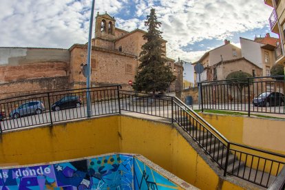 Plaza de las Cinco Villas, con la entrda del paso subterráneo en primer término. MARIO TEJEDOR