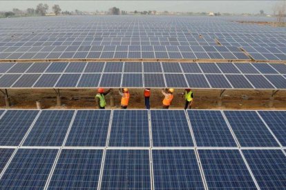 Placas solares en edificios.-AFP/ NARINDER NANU