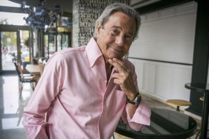 El popular actor Arturo Fernández, el martes, en un bar cercano al Teatro Apolo.-JOAN PUIG