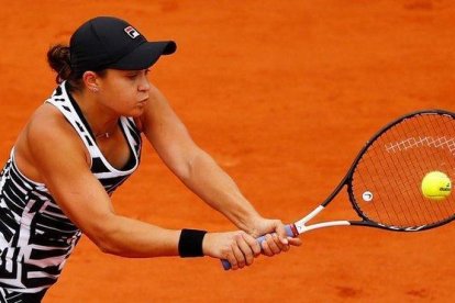 Barty, en pleno combate con Anisimova.-EL PERIÓDICO