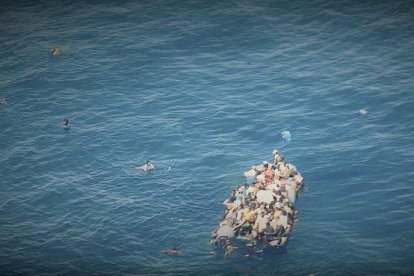 Naufragio de una patera frente a las costas de Libia este jueves, en una fotografía facilitada por Sea Watch.-SEA WATCH