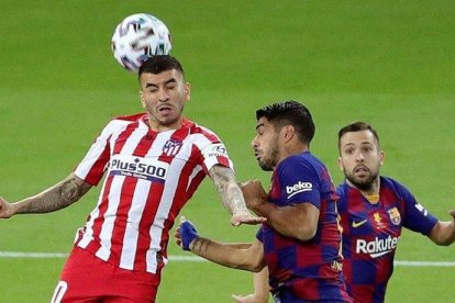 Correa, presionado por Luis Suárez y Jordi Alba.-JUANJO MARTÍN