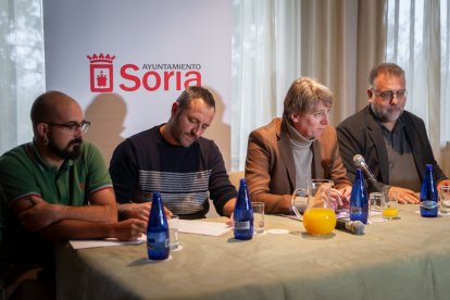 Los arqueólogos Olmo de Diego y Luis Alejandro García, junto al alcalde, Carlos Martínez, y el responsable del Plan Director de la Muralla, Fernando Cobos, durante la presentación de ayer. /G. MONTESEGURO