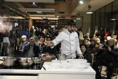 El cocinero Carlos Aldea durante la demostración que realizó en el Mercasetas.-LUIS ÁNGEL TEJEDOR