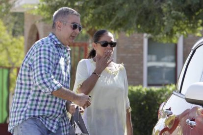 La tonadillera Isabel Pantoja junto a su hermano Agustín saliendo de la cárcel de Alcalá de Guadaíra, el pasado 30 de julio.-Foto: GTRES