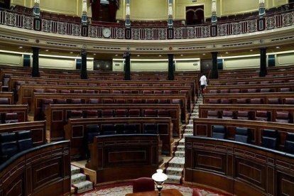 Vista del hemiciclo del Congreso vacío, en febrero, tras la última sesión previa a las pasadas elecciones generales.-EFE / CHEMA MOYA