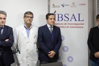 El gerente del Complejo Asistencial de Salamanca, Rafael López Iglesias (D), el jefe de Cardiología, Pedro Luis Sánchez, el director científico del IBSAL (2 I), Ricardo García (I), y el vicerrector de Investigación y Transferencias de la Usal, Juan Manuel-David Arranz / ICAL