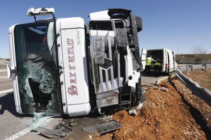 Accidente de tráfico entre un camión y un turismo en la localidad leonesa de Villamañán en el que han fallecido dos personas-ICAL