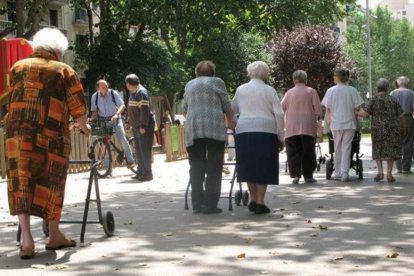 Un grupo de jubilados junto a una residencia de ancianos de Barcelona.-IMMA COY