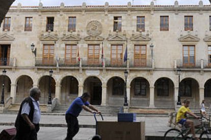 Fachada del Ayuntamiento de Soria. / VALENTÍN GUISANDE-