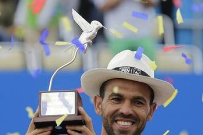 El dominicano Víctor Estrella, con el trofeo de campeón del Abierto de Ecuador.-Foto: AP/ DOLORES OCHOA