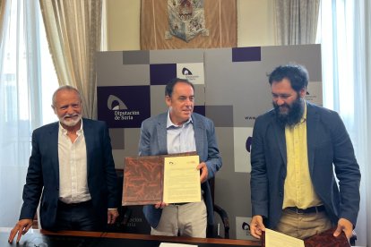 José Antonio de Miguel, Benito Serrano y Pablo Sabín, ayer en la Diputación. HDS