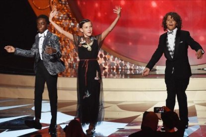 Los pequeños actores de la serie 'Stranger things', durante su número en la gala de los premios Emmy.-AFP / KEVIN WINTER