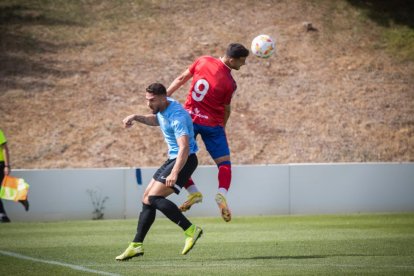 Rubén Mesa en una acción por alto en el partido ante el Sanse. GONZALO MONTESEGURO