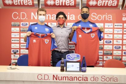 Jordi Tur, Rubén Andrés y Allyson en la presentación del centrocampista y el delantero como numantinos. GONZALO MONTESEGURO