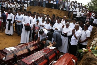 Funeral celebrado cerca de la iglesia de San Sebastián, en Negombo.-REUTERS ATHIT PERAWONGMETHA