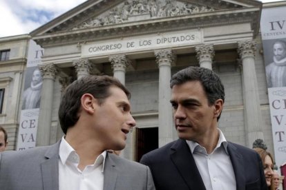 Albert Rivera y Pedro Sánchez, el pasado 21 de abril en el Congreso, durante el acto de homenaje a Miguel de Cervantes.-JOSÉ LUIS ROCA
