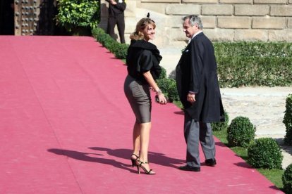 Cospedal y su marido, Ignacio López del Hierro, en una boda, en el 2010.-/ ARCHIVO