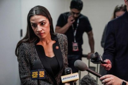 Alexandria Ocasio-Cortez, durante una comparecencia ante la prensa.-JEENAH MOON (REUTERS)