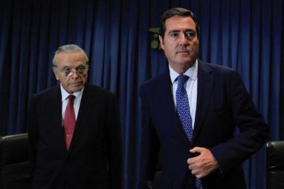 El presidente de la CEOE; Antonio Garamendi (derecha), asiste al Cercle Financer de La Caixa; acompañado por El presidente de la Fundación Bancaria La Caixa, Isidre Fainé (izquierda).-FERRAN NADEU (EL PERIÓDICO)