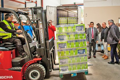 Entrega de 22.000 litros de leche de Cañada Real al Banco de Alimentos de Soria por parte de Caja Rural de Soria. MARIO TEJEDOR